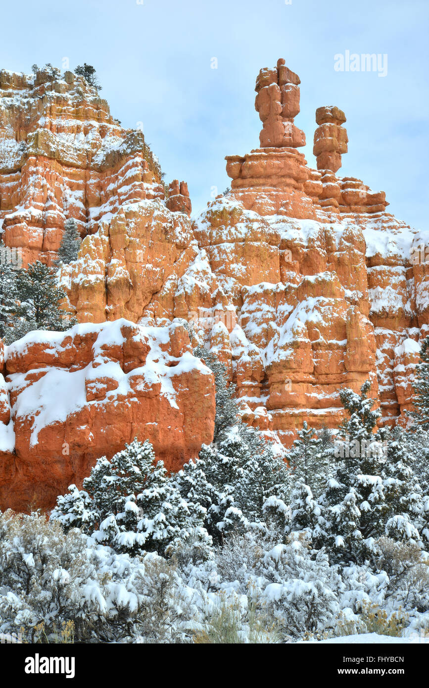 Belle rouge couvert de neige le long du Canyon Scenic Byway 12 par Dixie National Forest et près de Bryce Canyon dans le sud-ouest de l'Utah Banque D'Images