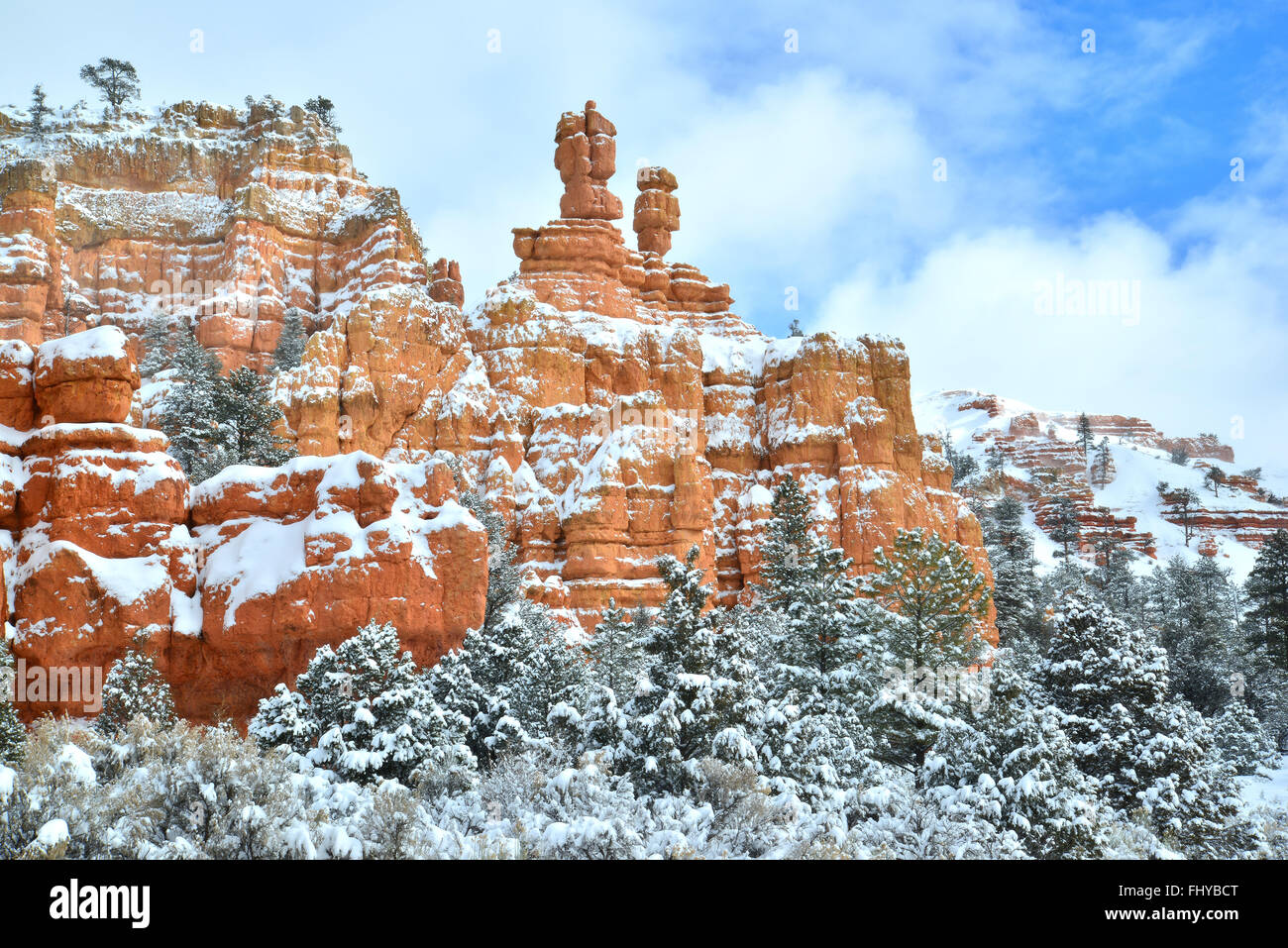Belle rouge couvert de neige le long du Canyon Scenic Byway 12 par Dixie National Forest et près de Bryce Canyon dans le sud-ouest de l'Utah Banque D'Images