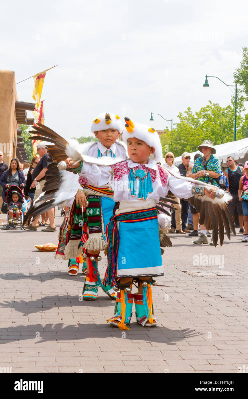 Le marché indien de Santa Fe jeunes faisant la danse de l'Aigle Banque D'Images