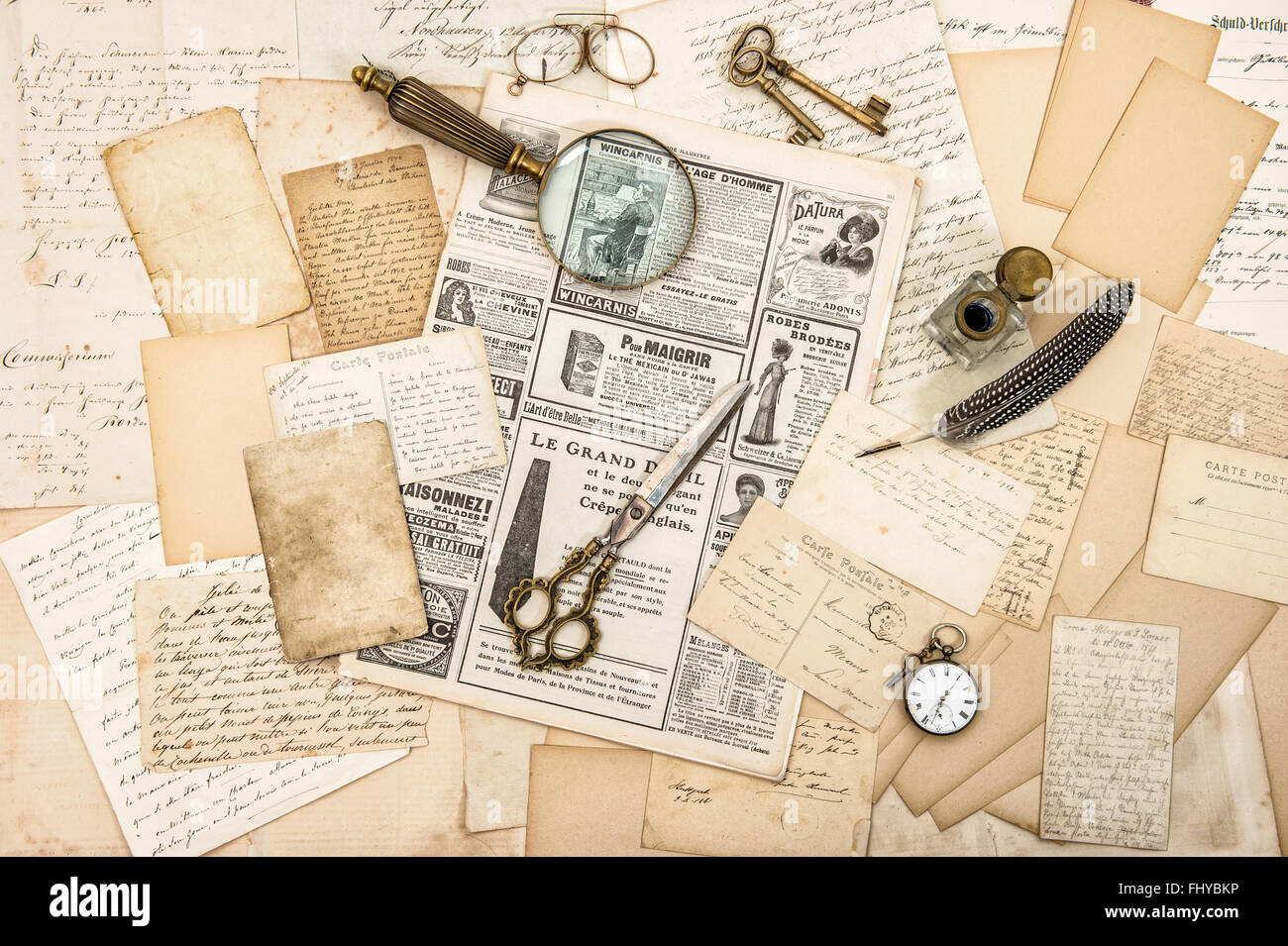 Accessoires de bureau anciens, vieilles lettres et cartes postales, un  stylo à encre vintage. Papier fond nostalgique. Ephemera et presse Photo  Stock - Alamy