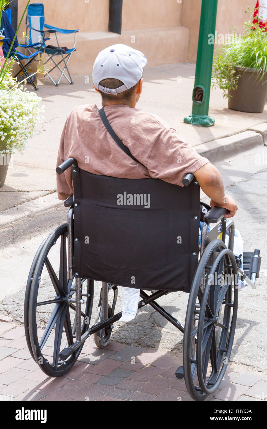 Séjour touristique en fauteuil roulant fauteuil roulant à Santa Fe Marché indien Banque D'Images