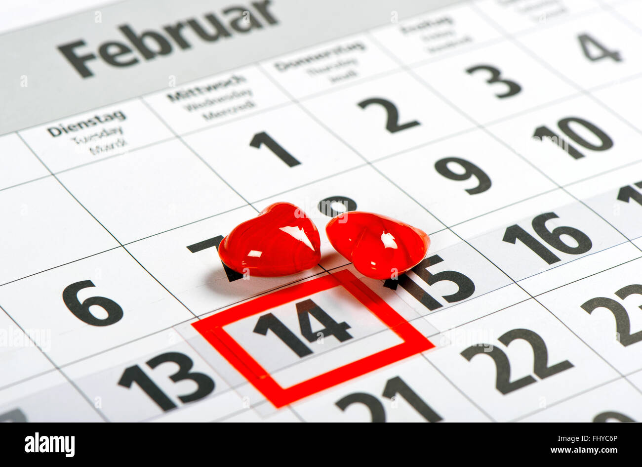 Calendrier avec repère rouge le 14 février. Coeur rouge décoration. Valentines Day concept Banque D'Images