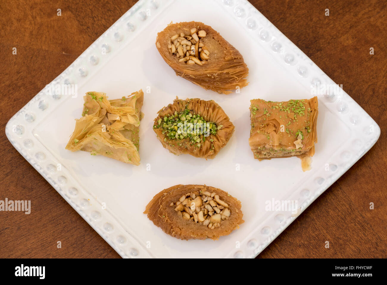 Délicieux baklava couverts à la pistache et aux amandes, affichées sur une plaque blanche, pâtisserie traditionnelle grecque, aimé mieux comme des Banque D'Images