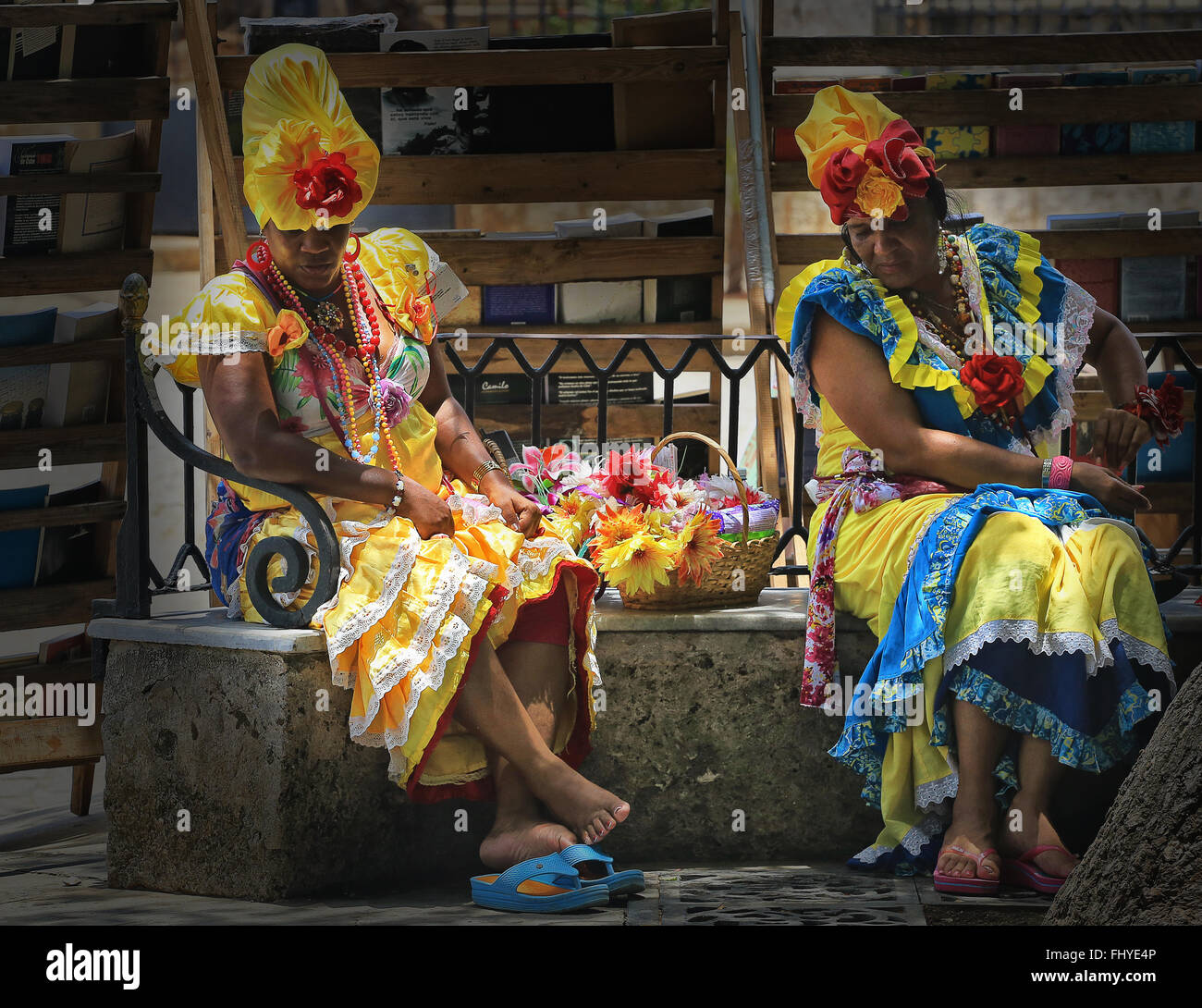 Les femmes en vêtements traditionnels colorés en appui sur la rue à La Havane, Cuba Banque D'Images