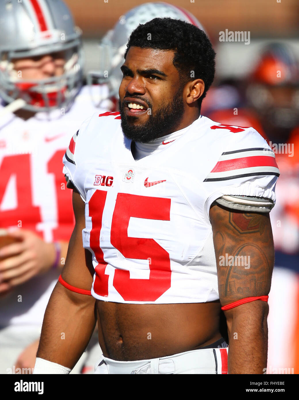 Ohio State Buckeyes d'Ézéchiel Elliott (15) est vu lors d'un match de football contre la NCAA Illinois Fighting Illini au Memorial Stadium à Champaign, IL. Ohio State a gagné le match 28-3 à 10-0 à améliorer sur la saison. Crédit obligatoire : Billy Hurst/CSM Banque D'Images