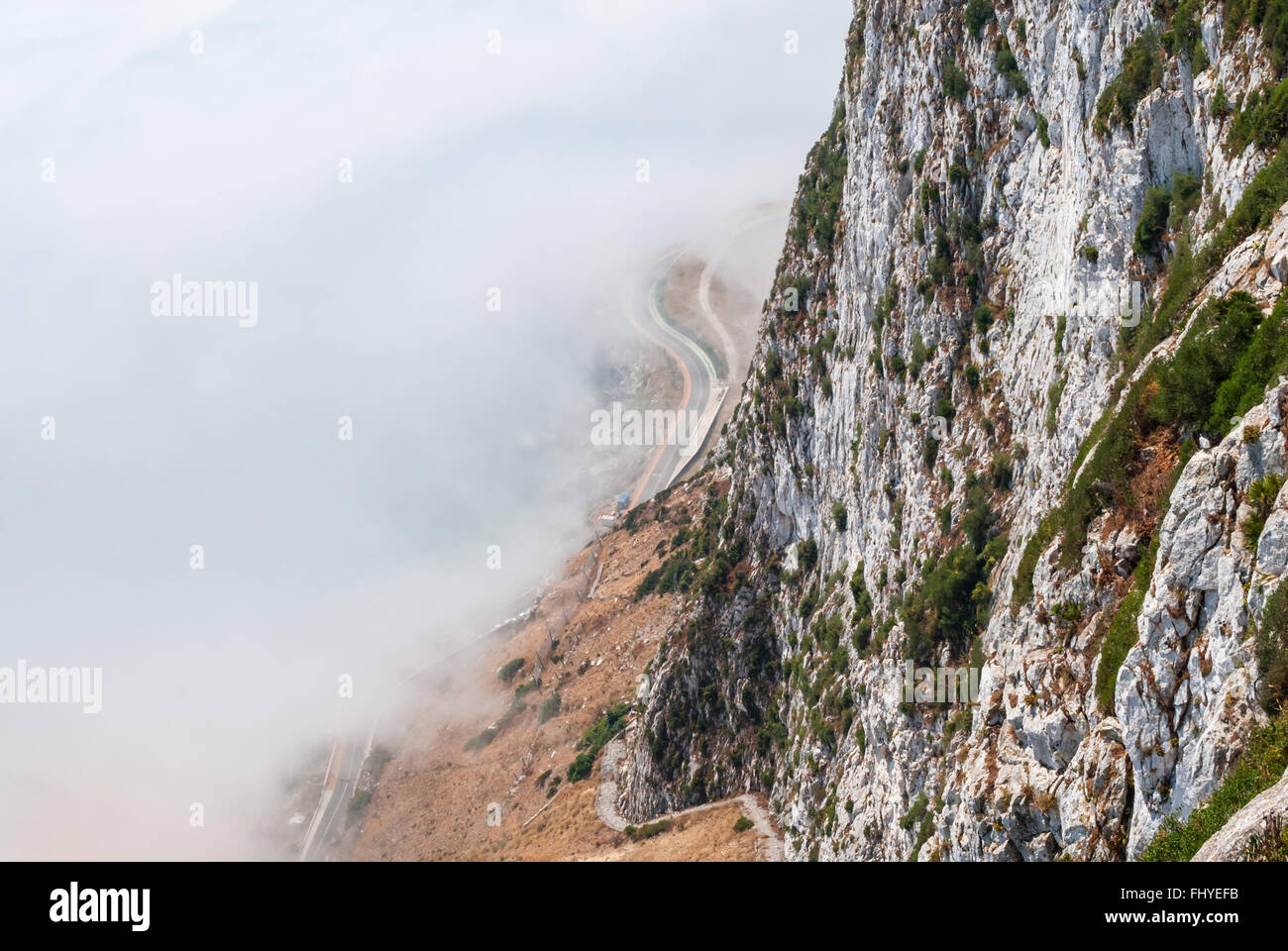 Gibraltar falaise au-dessus du brouillard avec road ci-dessous. Banque D'Images