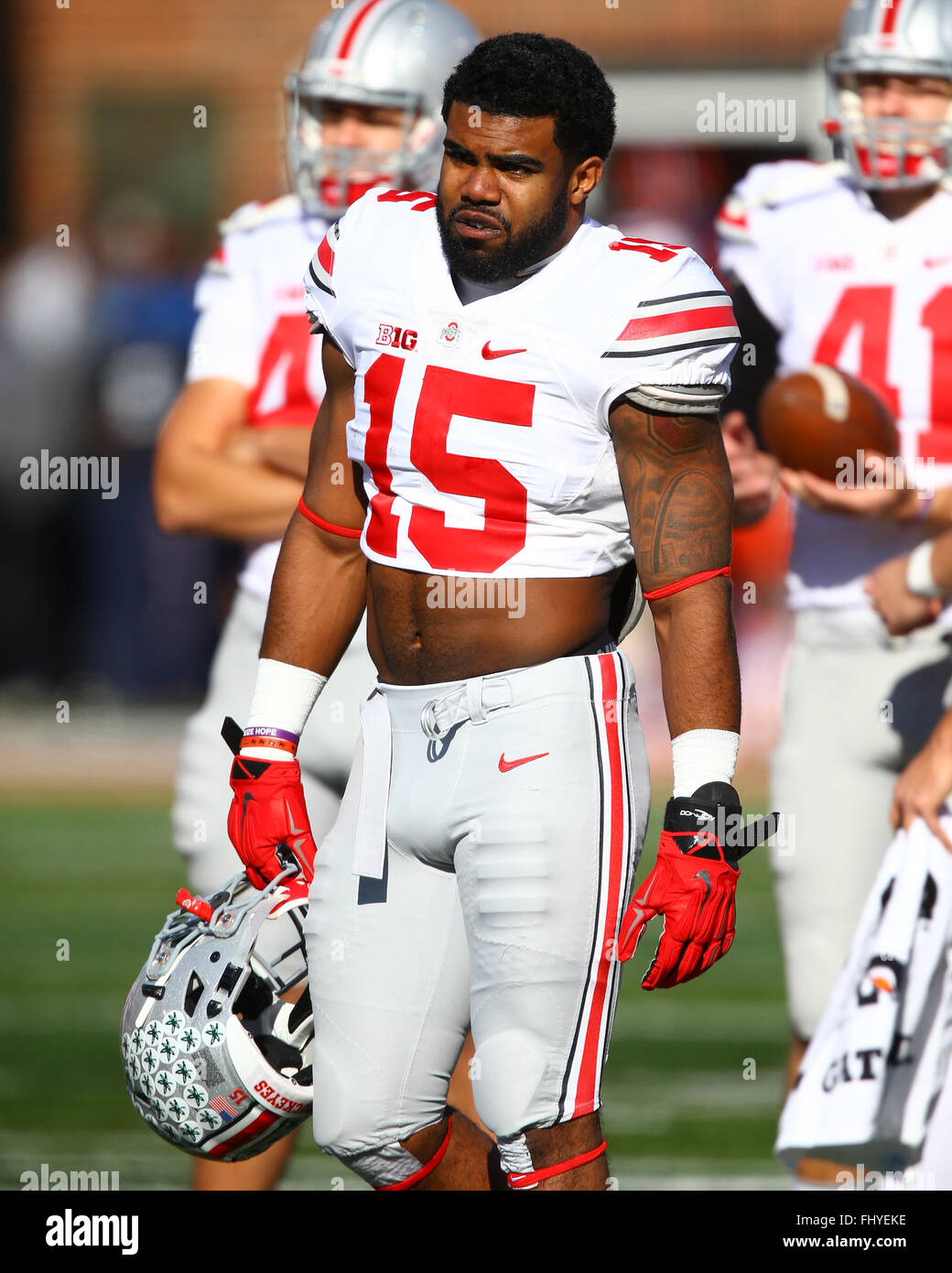 Ohio State Buckeyes d'Ézéchiel Elliott (15) est vu lors d'un match de football contre la NCAA Illinois Fighting Illini au Memorial Stadium à Champaign, IL. Ohio State a gagné le match 28-3 à 10-0 à améliorer sur la saison. Crédit obligatoire : Billy Hurst/CSM Banque D'Images