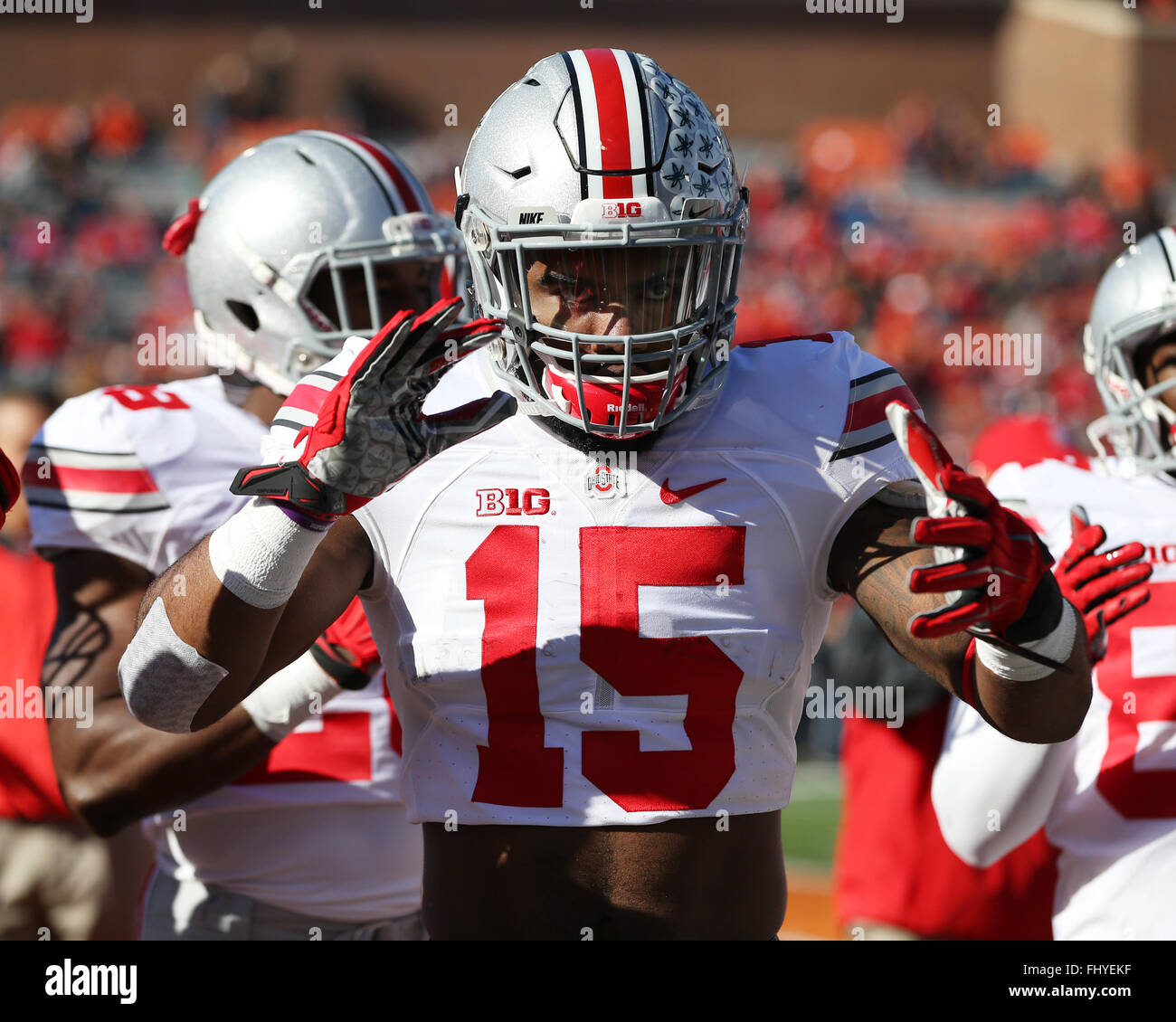 Ohio State Buckeyes d'Ézéchiel Elliott (15) est vu lors d'un match de football contre la NCAA Illinois Fighting Illini au Memorial Stadium à Champaign, IL. Ohio State a gagné le match 28-3 à 10-0 à améliorer sur la saison. Crédit obligatoire : Billy Hurst/CSM Banque D'Images