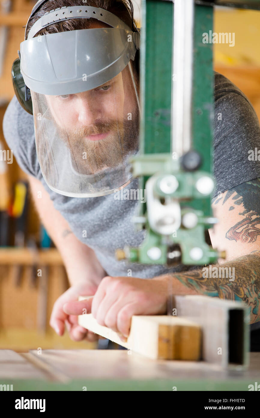 Artisan avec visière masque de sécurité traite, dans l'atelier Banque D'Images