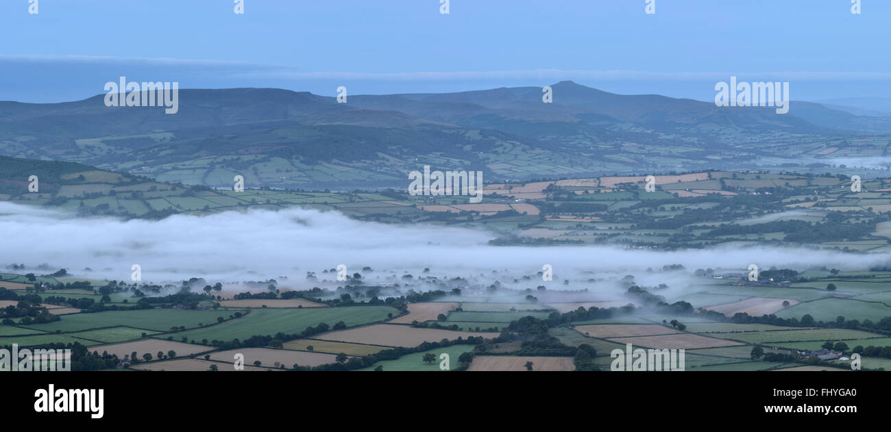 Brumes paysage avec Pen Y Fan qui se profile à l'horizon dans les Brecon Beacons, le Pays de Galles. Banque D'Images