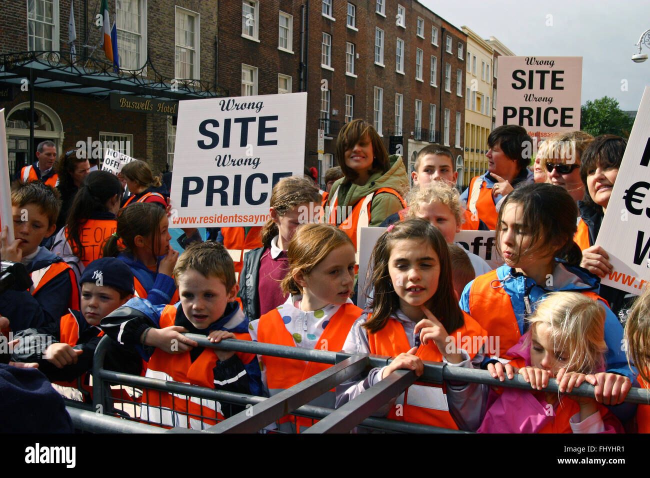 Jeunes à barrière durant une marche de protestation à l'extérieur de Leinster House Dublin Irlande Banque D'Images