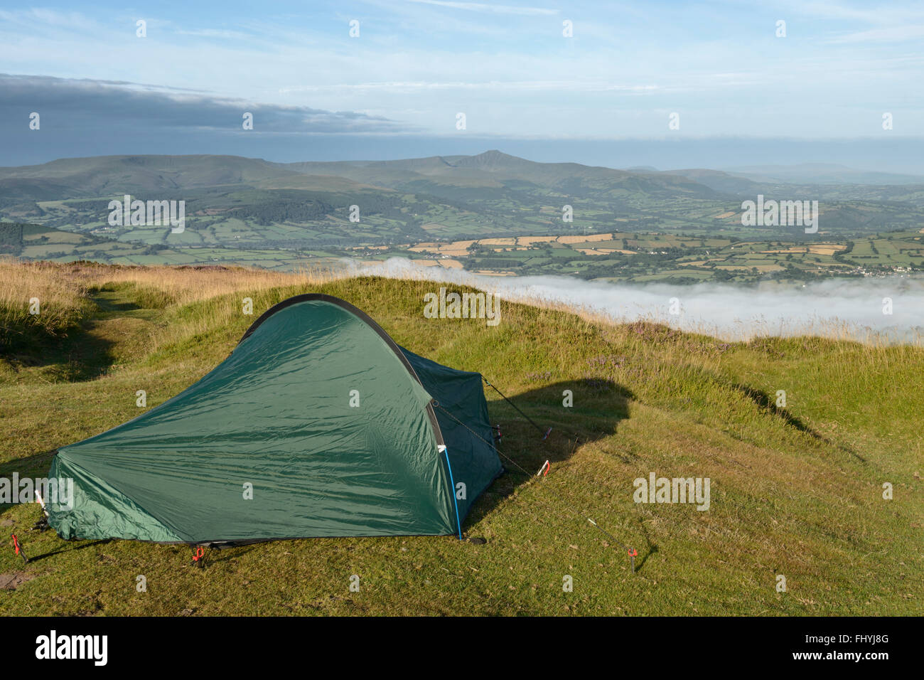 Une tente au-dessus de Mynydd Troed dans les Brecon Beacons, le Pays de Galles. Banque D'Images