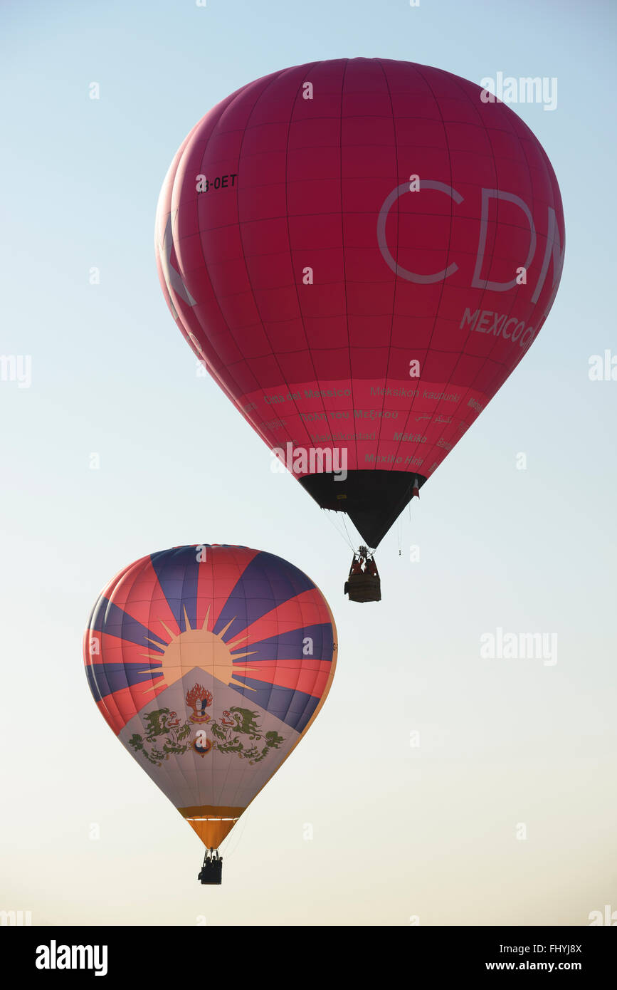 Une paire de ballons ordre croissant au cours de l'International Balloon Fiesta à Bristol. Banque D'Images