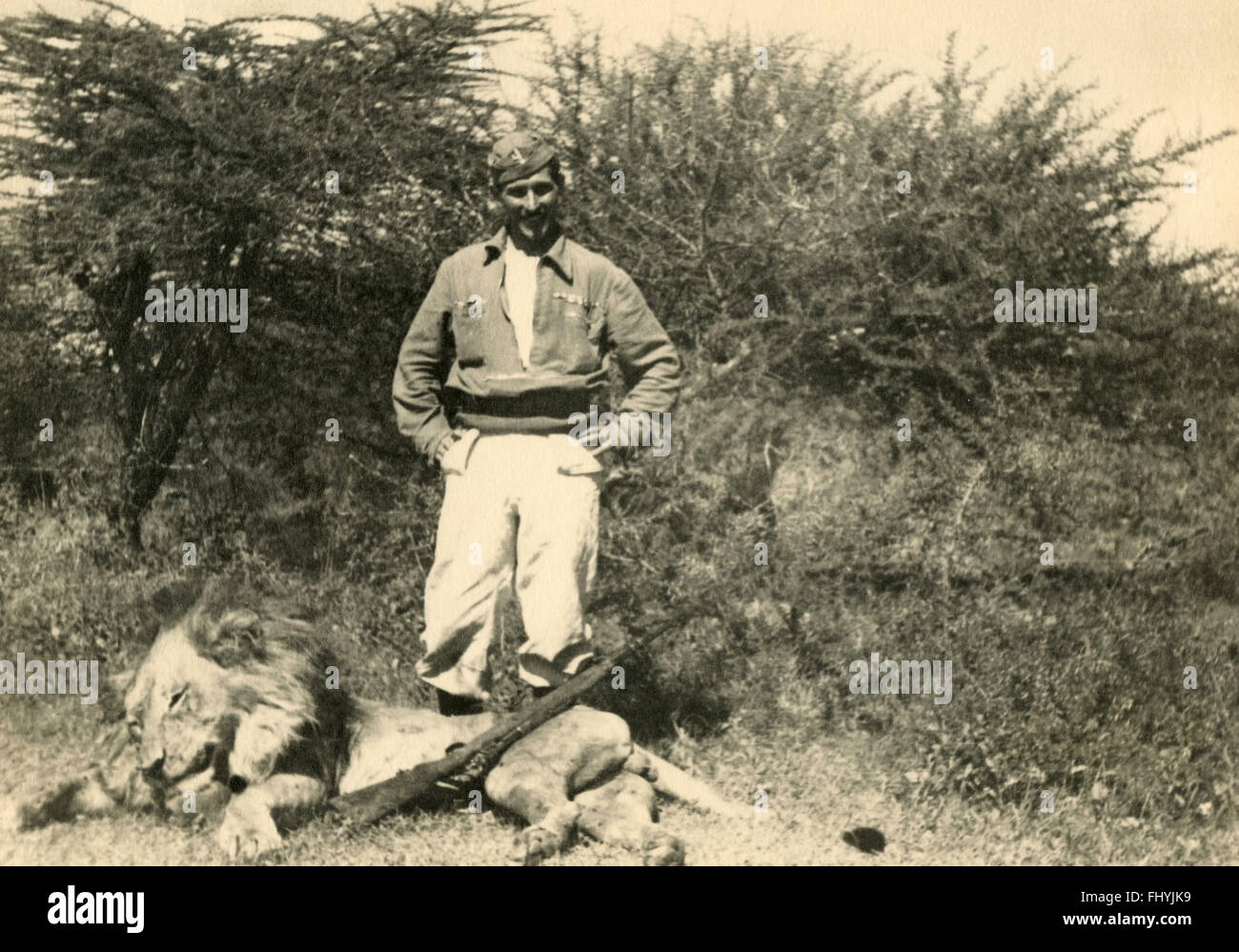 Hunter avec lion tué, l'Ethiopie Banque D'Images