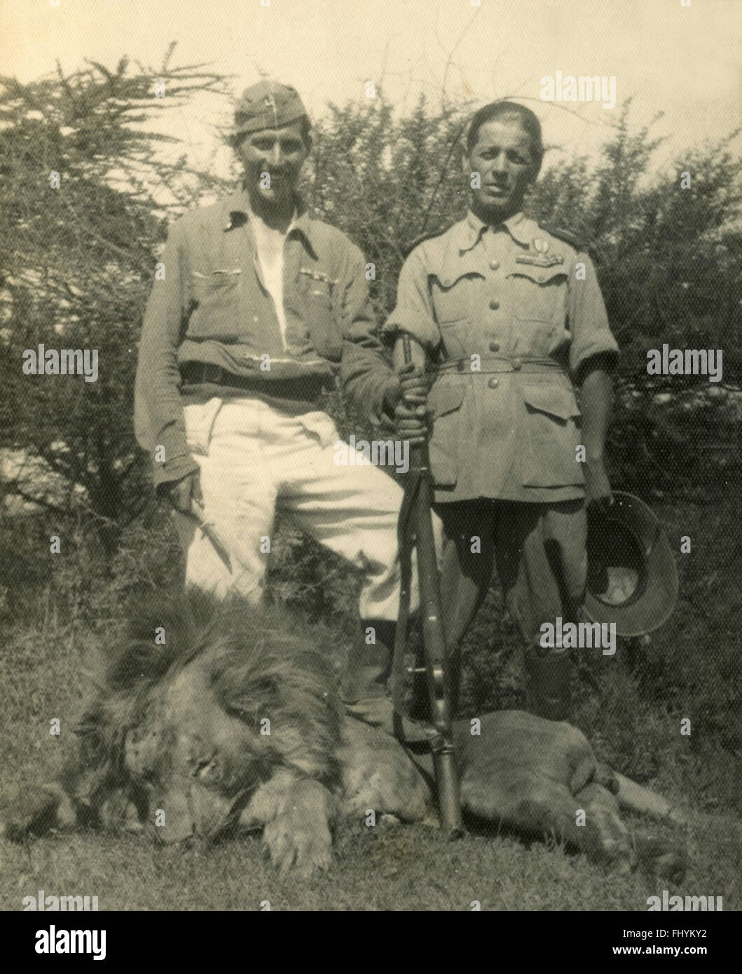 Des soldats italiens qui a tué un lion, l'Ethiopie Banque D'Images