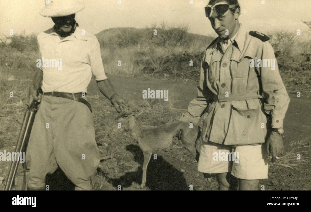 Des soldats italiens avec une gazelle chiot tué, l'Ethiopie Banque D'Images