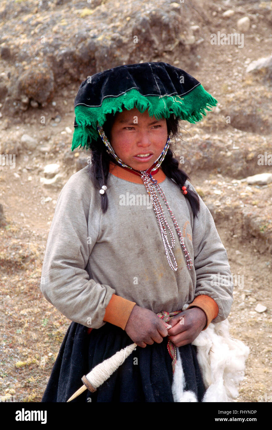 Jeune fille QUECHUA sur le filage de la laine - ALTIPLANO haut AUZANGATE, TREK ANDES PÉRUVIENNES Banque D'Images