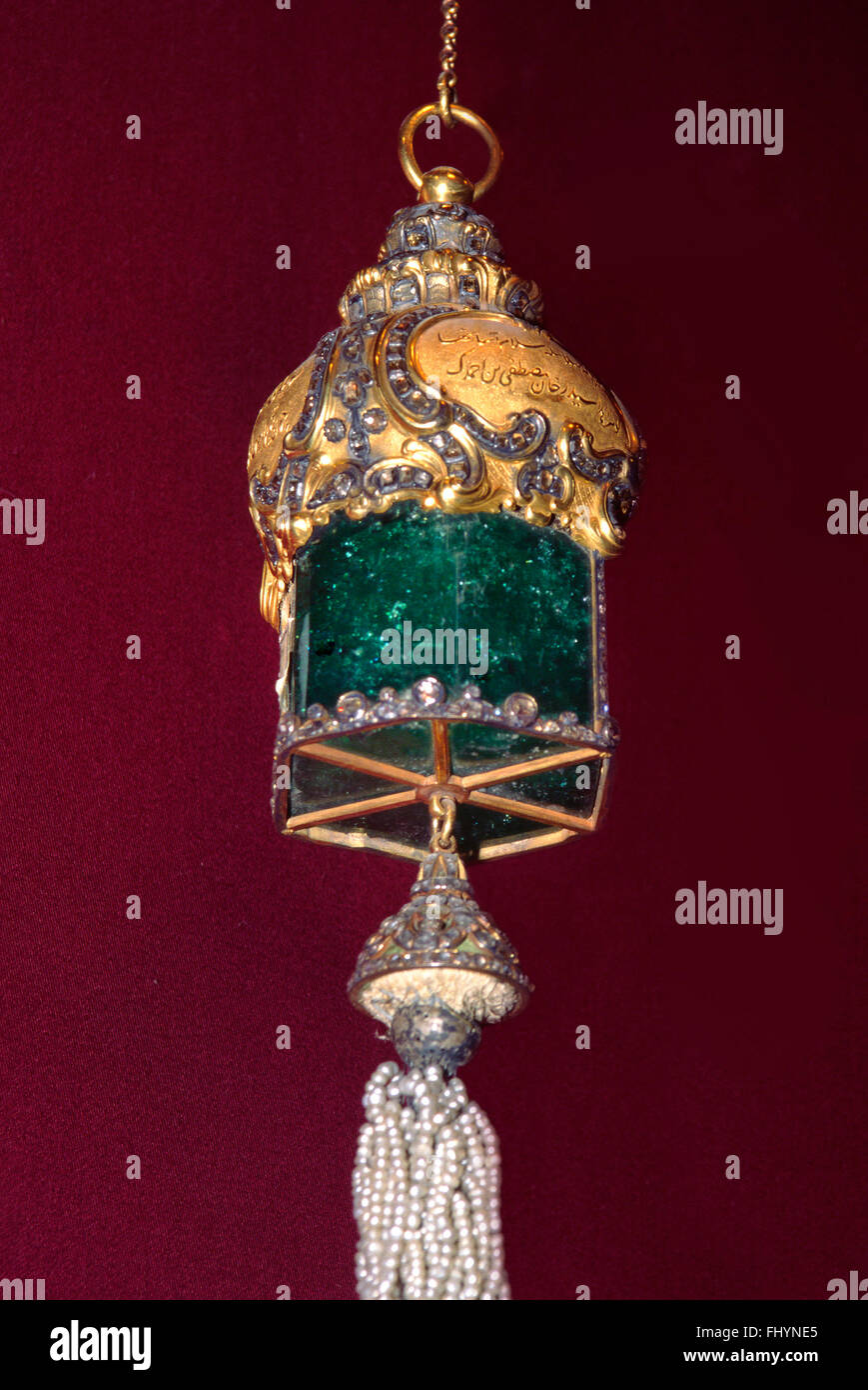 Pendentif émeraude géant de l'Empire Ottoman - Musée du trésor du palais de Topkapi - Istanbul, Turquie Banque D'Images