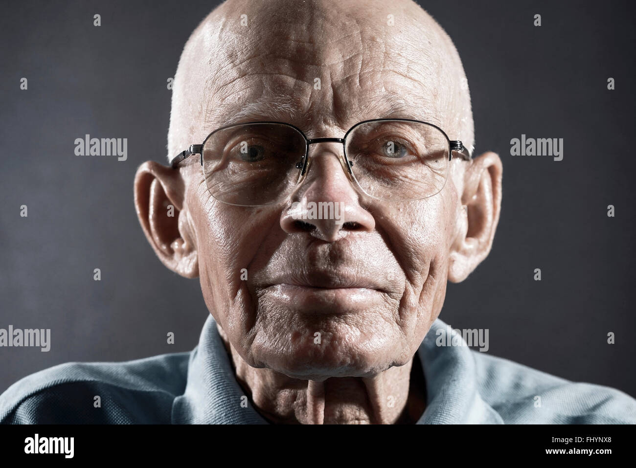 Parution du modèle. Portrait d'un homme portant des lunettes. Banque D'Images