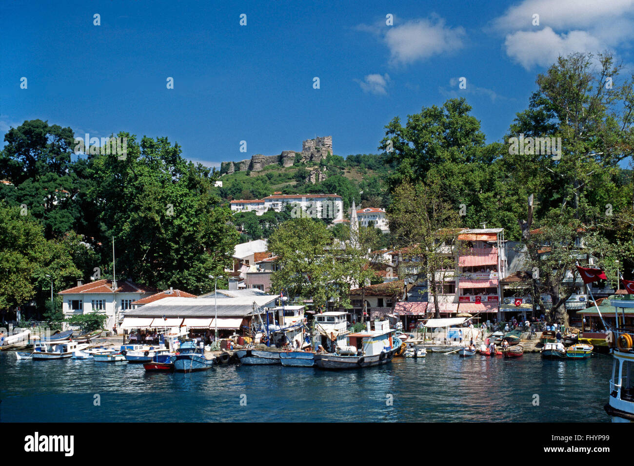 L'approche du village d'Anadolu Kavagi avec son Château génois au point où le Bosphore rencontre la mer Noire - Turquie Banque D'Images