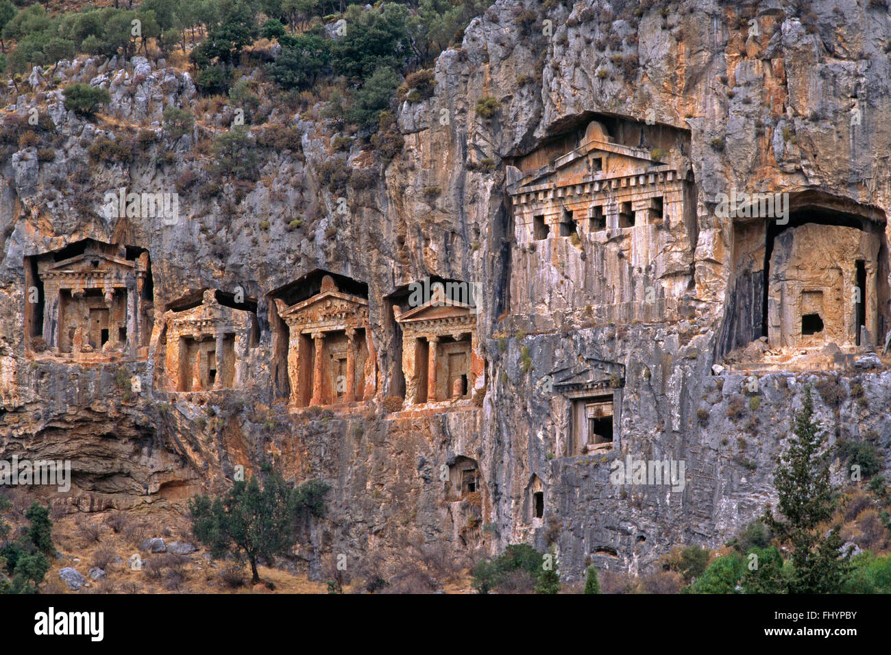 Les anciennes tombes creusées dans les falaises près des ruines de Caunos (400 BC) - Côte Turquoise, TURQUIE Banque D'Images