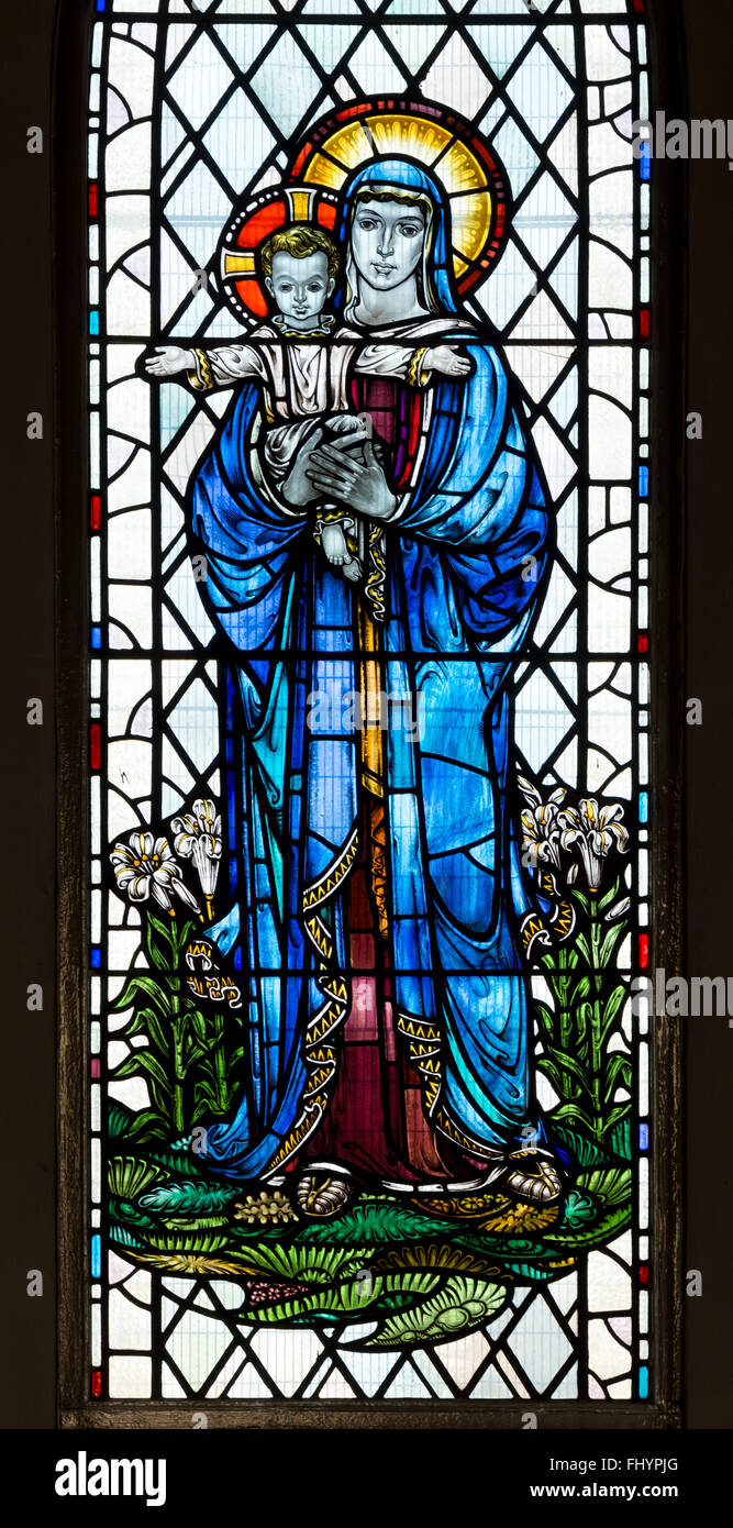 Marie et Jésus enfant vitraux, l'église Holy Trinity, Midlkands Amblecote, à l'Ouest, Angleterre, RU Banque D'Images