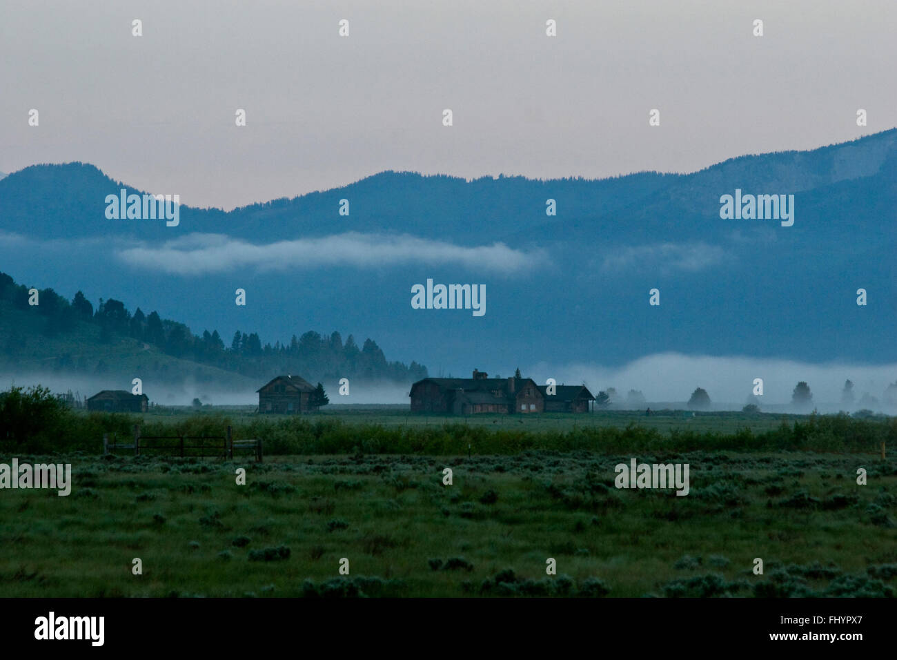Les bâtiments du ranch dans le brouillard du matin - West Yellowstone, Montana Banque D'Images
