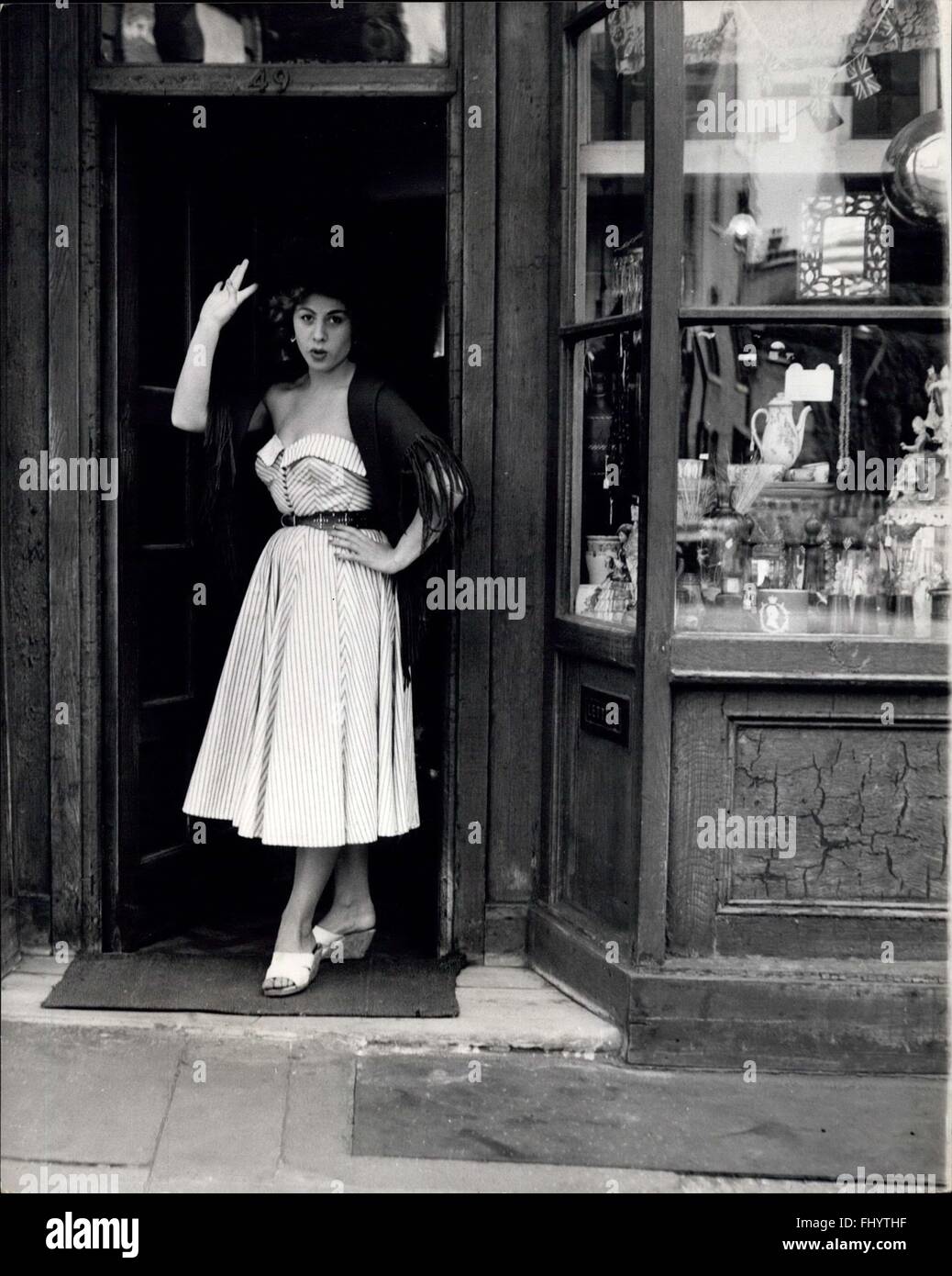 1957 - Carole recherche les ''accessoires dans ''La délicieuse confusion'' qui pouvait passer d'une boutique avec un nom comme ''La délicieuse confusion'' ? Belle actrice Carole Newton ne pouvait pas et il n'y a pas beaucoup d'entre nous qui pourraient résister à stoppng pearing et dans la fenêtre fenêtres triples carrés et finalement entrer à l'intérieur pour parcourir autour de parmi les treausres witchballs-du passé, la Chine ancienne, parasols et petticoars victorien, fans, perles, argent etc. Carikle Newton, à l'écoute l'un des fils dans la Revue Ais sur un Shoestling» au Royal Court Theatre, est toujours sur le regard dehors pour l'étape ''accessoires'' abd elle a trouvé tout à fait un n Banque D'Images