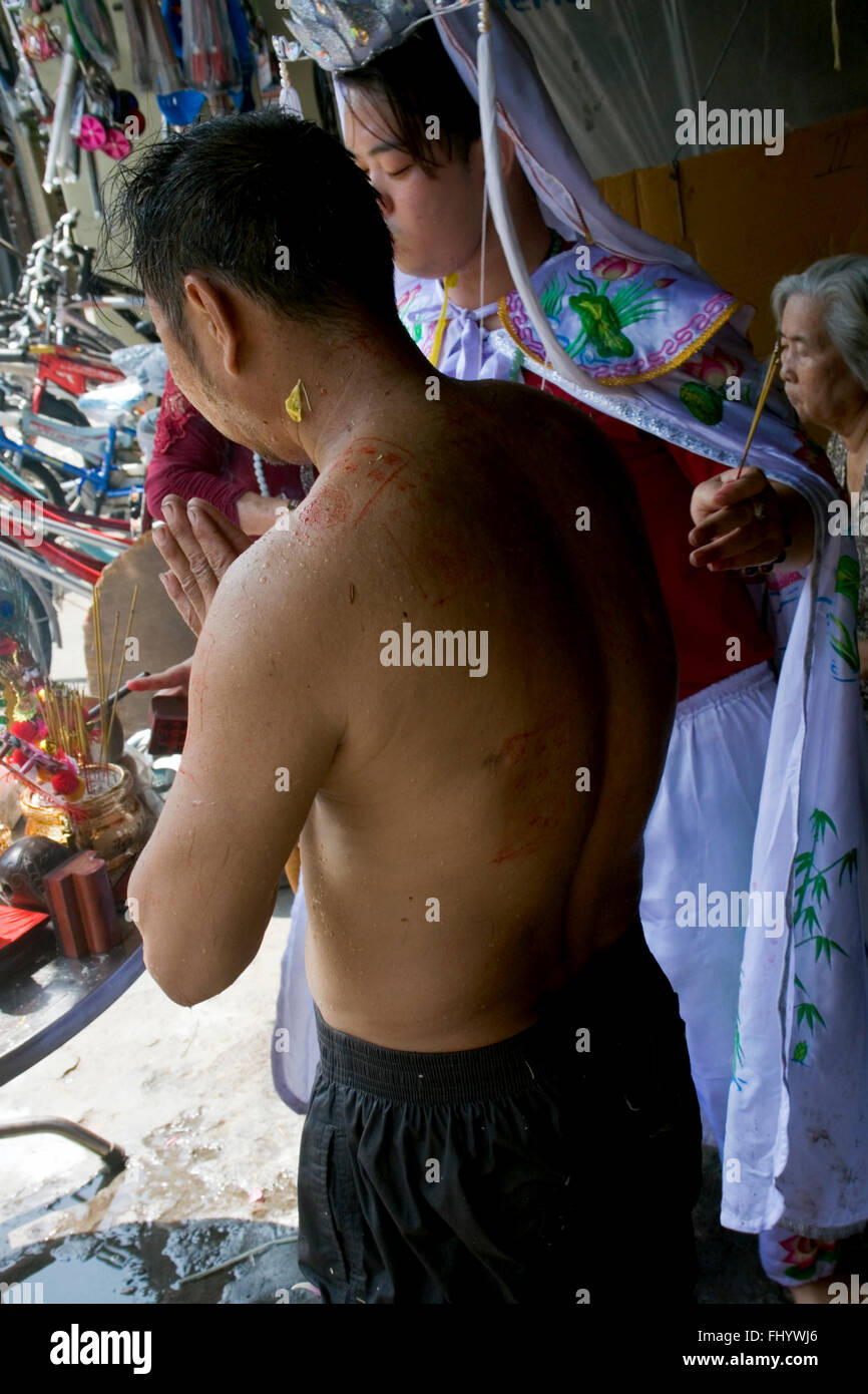 Un homme participe à une cérémonie du Nouvel An chinois traditionnels sur une rue de ville de Phnom Penh, Cambodge. Banque D'Images