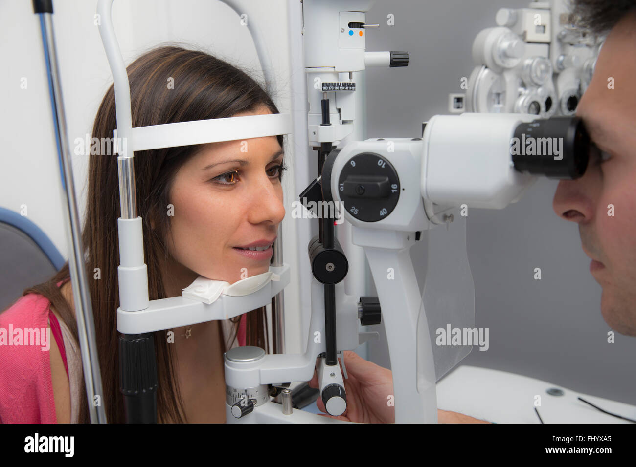 Femme à l'optométriste faire un examen de la vue Banque D'Images