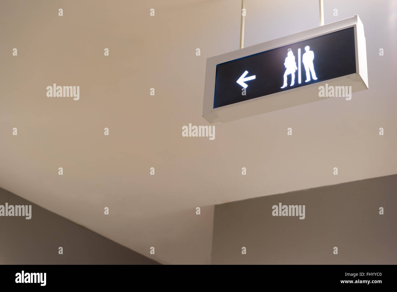 Toilettes sign post with clipping path, copie de l'espace sur le toit Banque D'Images