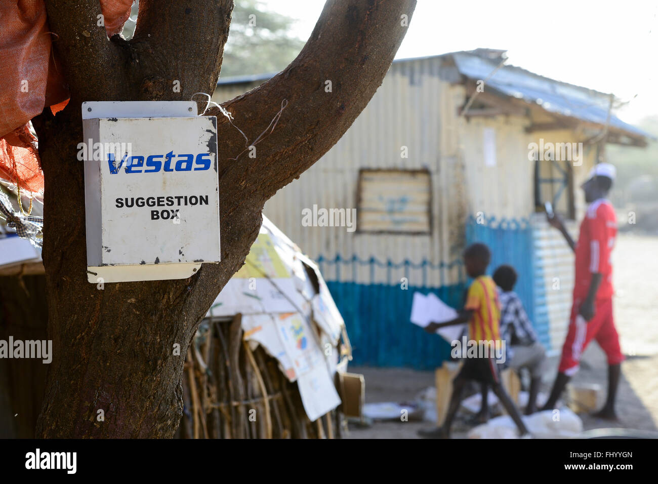 Le KENYA, l'Masabit Namare au village, route de Lake Turkana Wind Power Project, Vestas Bernheim fort, Vestas fournira dans les quatre prochaines années des éoliennes et des pales de rotor pour le projet 310 MW, le plus grand parc éolien en AFRIQUE / KENYA, Marsabit, Dorf Namare liegt an der Strasse zum Lake Turkana Wind Power Projekt, Hier werden in den naechsten 4 Jahren und Turbinen Vent Rotorblaetter des Herstellers Vestas zur Baustelle entlang des 310 MW Projektes rollen, VESTAS Briefkasten fuer Empfehlungen Banque D'Images