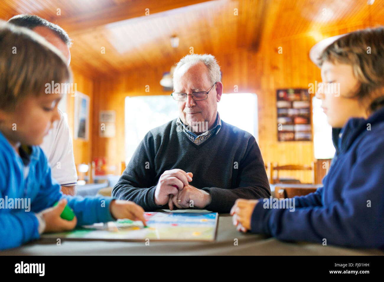 Man avec ses petits-fils Banque D'Images