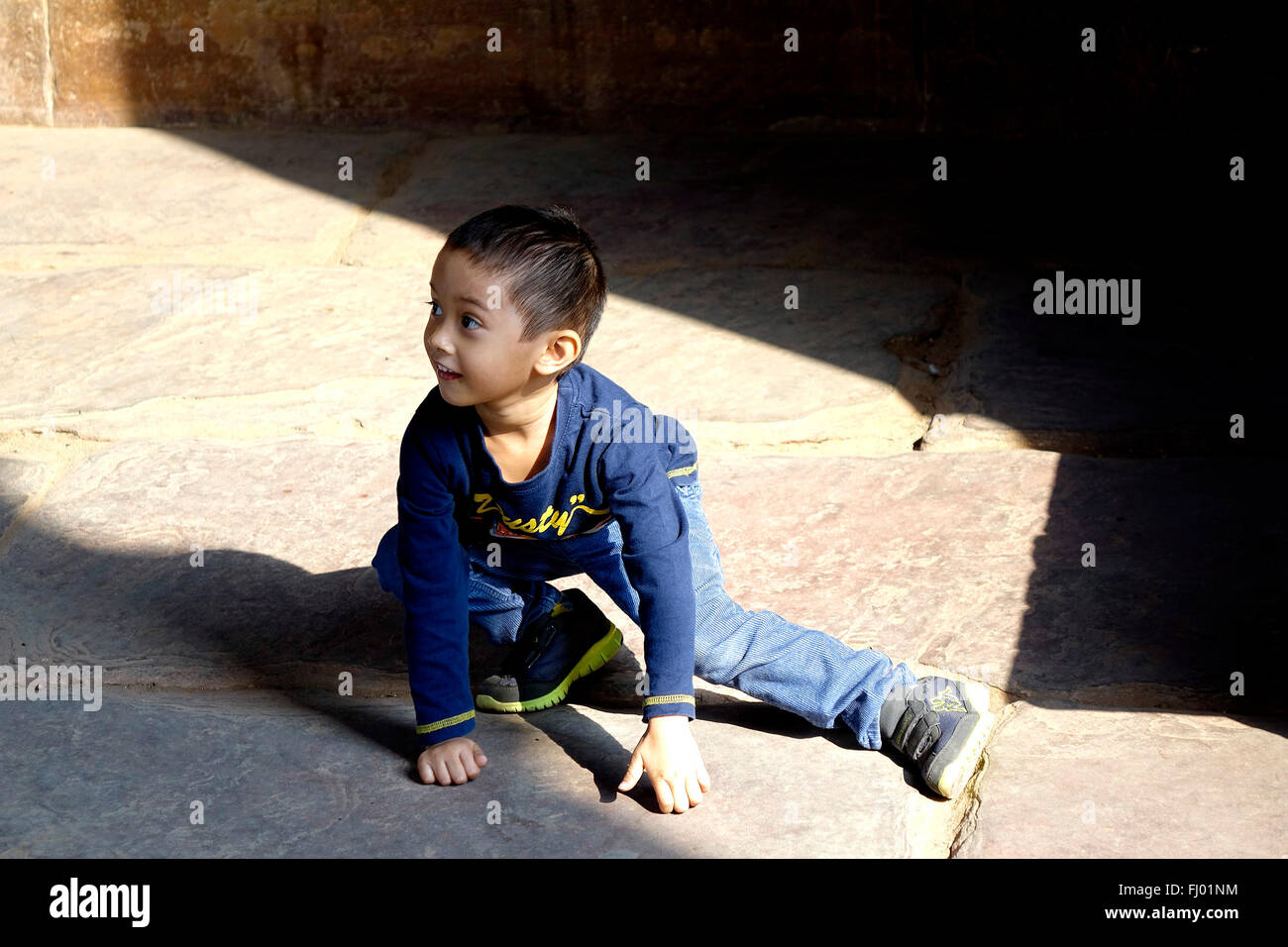 Un jeune garçon (Kid) pose pour une photo. Banque D'Images