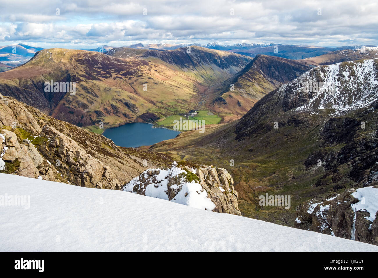 Vue d'hiver au nord-est d'Fleetwith Pike, de l'High Stile de Crag haute crête au-dessus de la lande dans le Parc National du Lake District, Cumbria, Royaume-Uni Banque D'Images