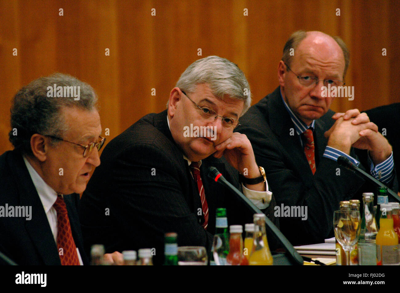 Lakhdar Brahimi (ONU), Joschka Fischer (dt. Aussenminister), Josef Janning (Fondation Bertelsmann) - Konferenz zum Thema 'au-delà de C Banque D'Images