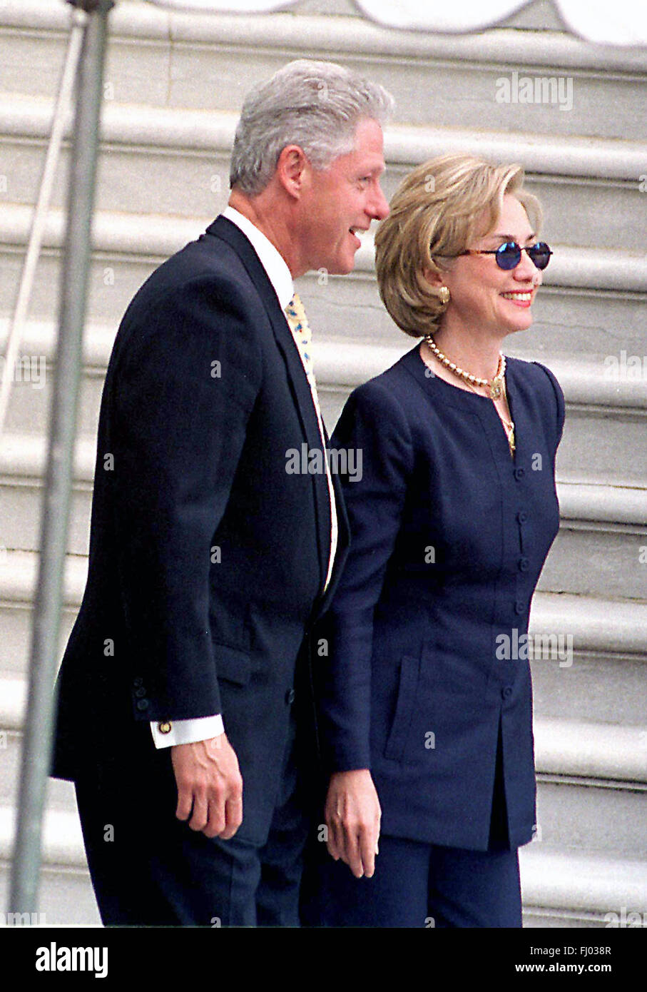 Le président des États-Unis, Bill Clinton et la première dame Hillary Rodham Clinton se préparent à bord 1 marines qu'ils quittent la Maison Blanche pour leur voyage en Russie le 31 août 1998. Credit : Ron Sachs/CNP - AUCUN FIL SERVICE - Banque D'Images