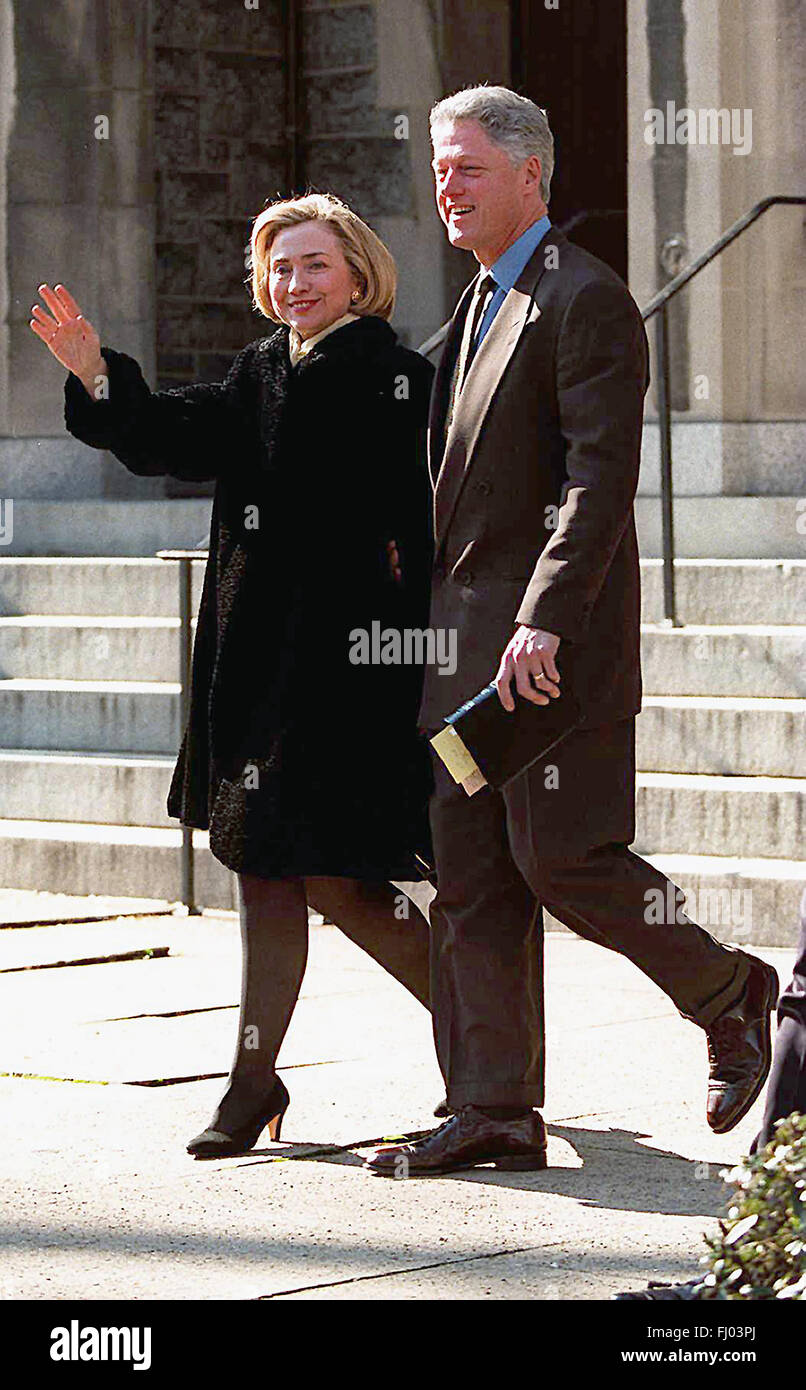 Le WAP98012501 - 25 janvier 1998 - WASHINGTON, DC, USA : Le Président et Mme Clinton vague aux photographes, le 25 janvier, après avoir assisté au culte de dimanche United Methodist Church de fonderie à Washington. UPI rw/Ricardo Watson - AUCUN FIL SERVICE - Banque D'Images