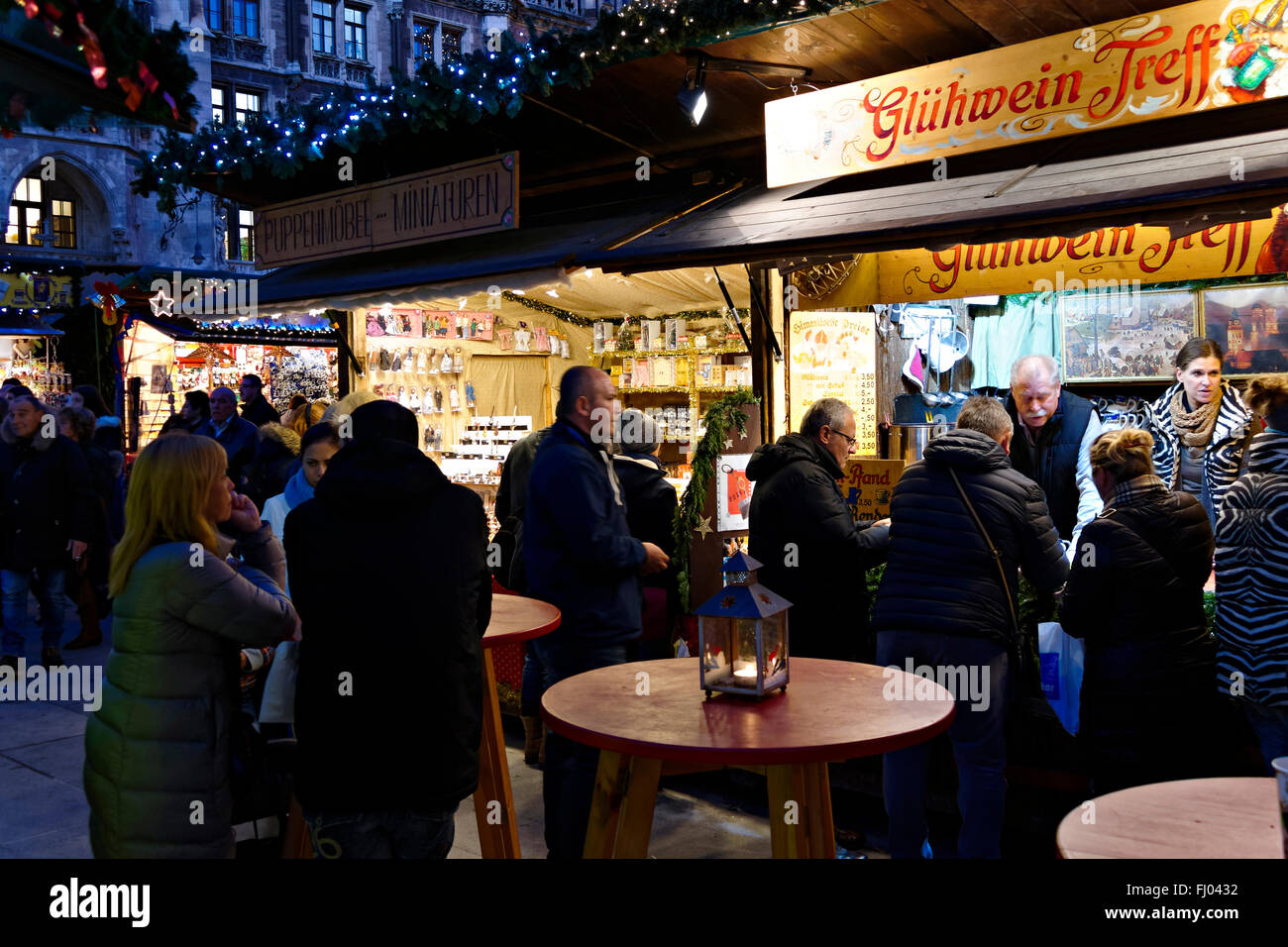 Gluehwein traditionnel stand, au marché de Noël allemand, Munich, Haute-Bavière, Allemagne, Europe. Banque D'Images