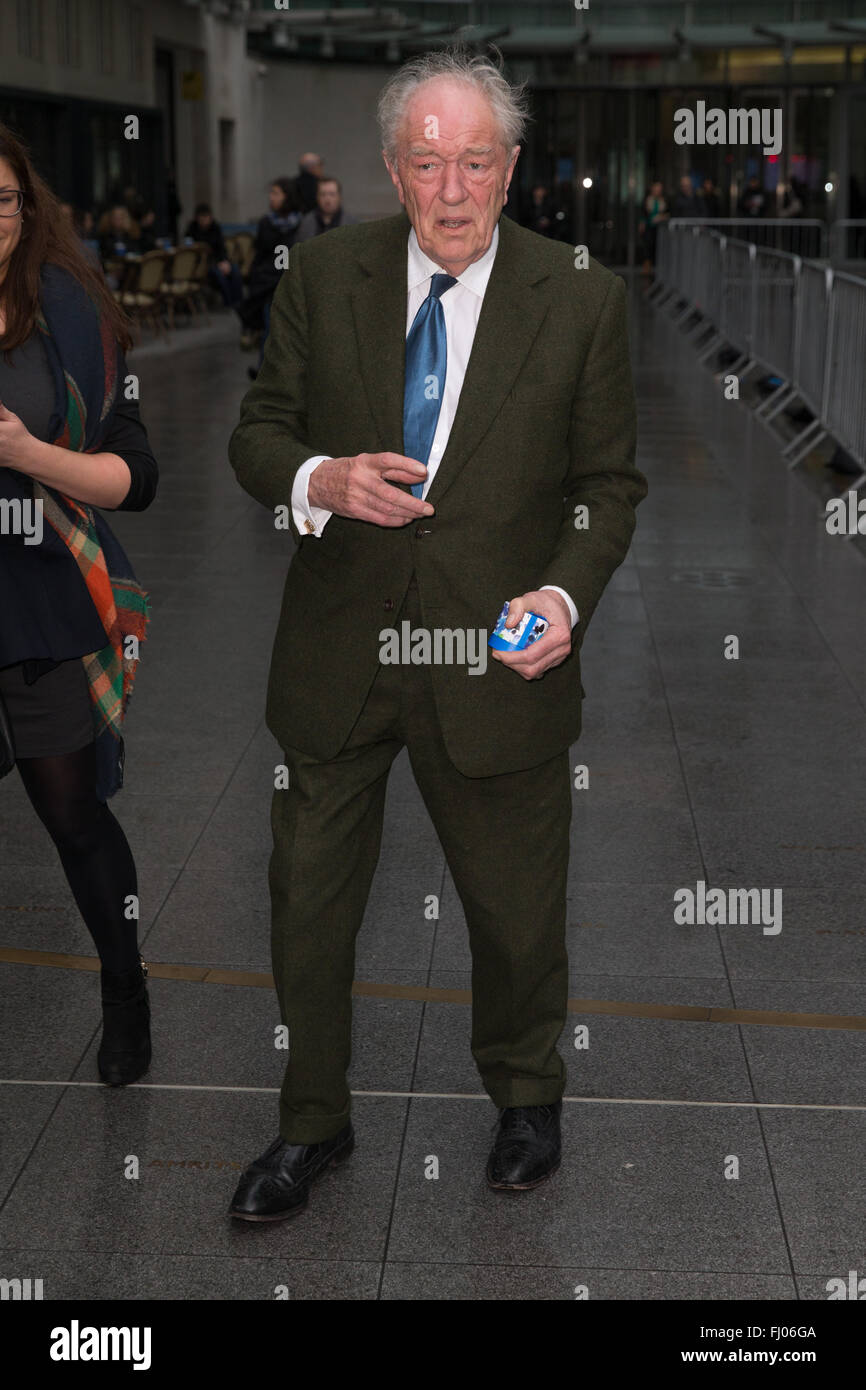 Sir Michael Gambon arrive à la BBC pour promouvoir le nouveau film de l'Armée de papa', dont la première a eu lieu hier à Londres. Comprend : Sir Michael Gambon Où : London, Royaume-Uni Quand : 27 Jan 2016 Banque D'Images