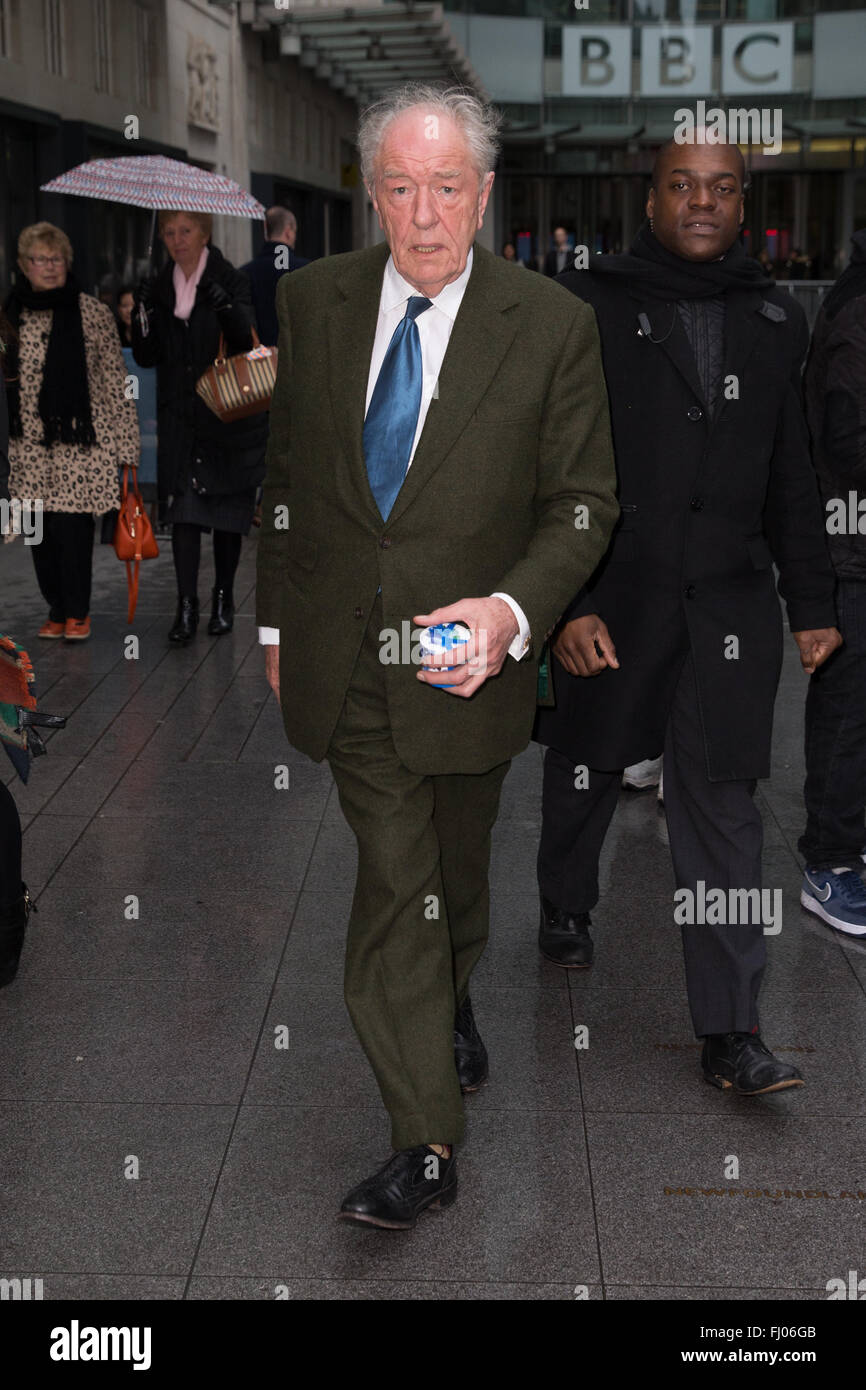 Sir Michael Gambon arrive à la BBC pour promouvoir le nouveau film de l'Armée de papa', dont la première a eu lieu hier à Londres. Comprend : Sir Michael Gambon Où : London, Royaume-Uni Quand : 27 Jan 2016 Banque D'Images