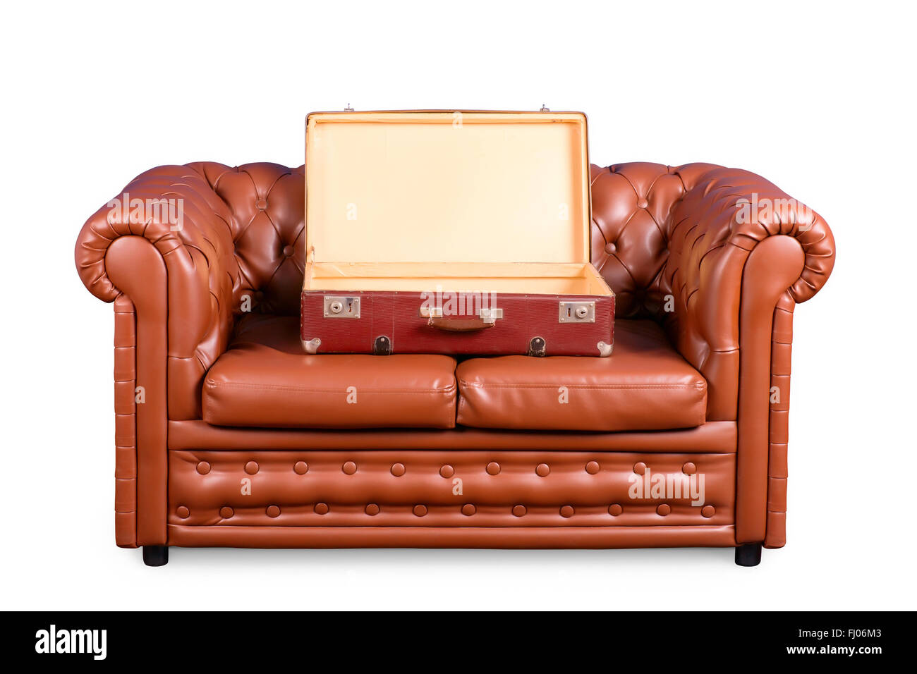 Le vieux cuir canapé avec une valise vide vintage isolated on white with clipping path Banque D'Images