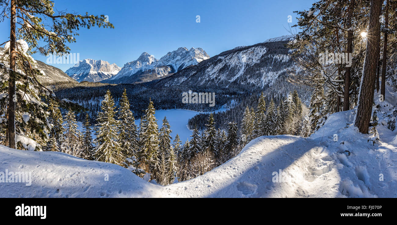 Autriche, Tyrol, lac Blindsee congelés avec la Zugspitze en arrière-plan Banque D'Images