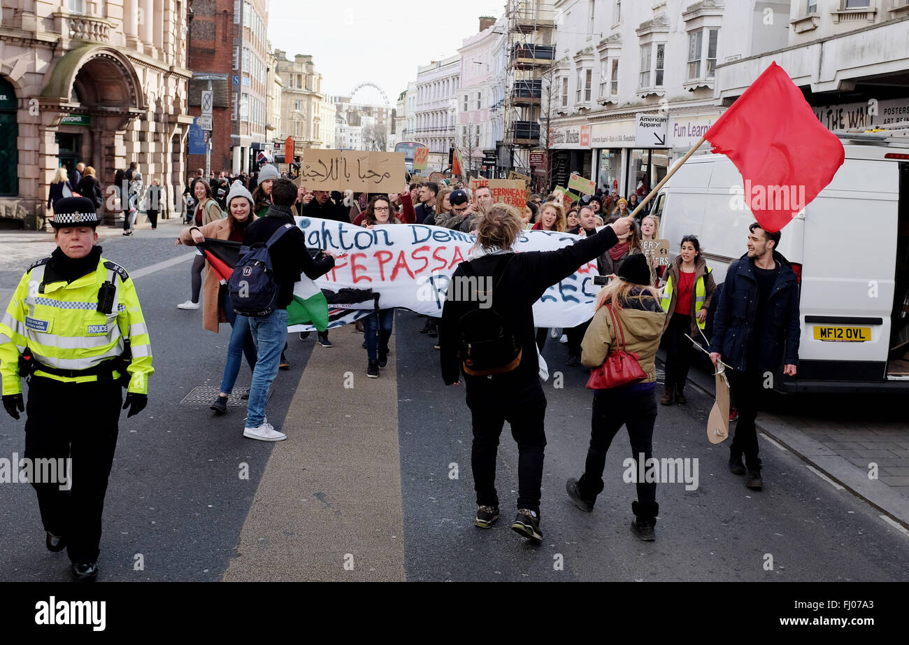 Brighton UK 27 février 2016 - The Brighton Offres un passage sûr pour les réfugiés de protestation fait son chemin à travers le centre-ville d'aujourd'hui Crédit : Simon Dack/Alamy Live News Banque D'Images