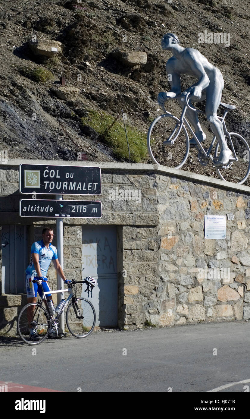 Au sommet du cyclisme LE COL DU TOURMALET CYCLISTES (Memorial) LE GÉANT et  Pyrénées françaises Photo Stock - Alamy