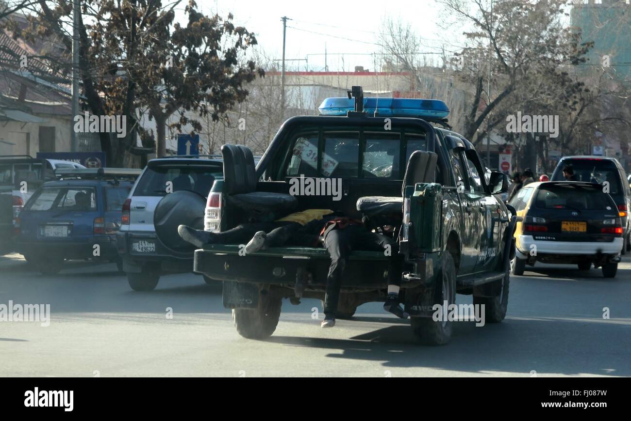 Kaboul, Afghanistan. Feb 27, 2016. Une voiture de police porte des blessés à l'hôpital après une attaque suicide à Kaboul, capitale de l'Afghanistan, le 27 février, 2016. Environ neuf personnes ont été tuées et 13 autres blessées après qu'un kamikaze taliban a frappé un bus du personnel militaire dans la capitale afghane de Kaboul le samedi après-midi, le chef de la police provinciale a dit. Credit : Jawid Omid/Xinhua/Alamy Live News Banque D'Images