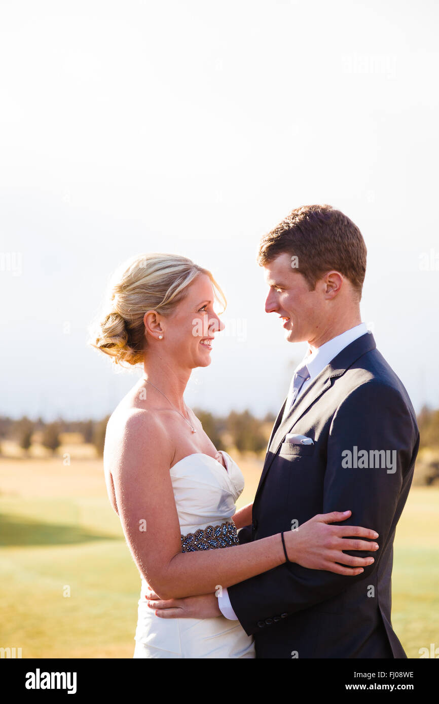 Centre de l'Oregon mariage portrait des mariés à l'extérieur l'hiver. Banque D'Images