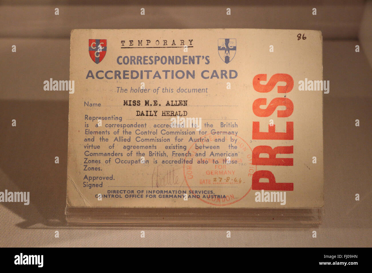 Carte de presse du correspondant de guerre pour l'Allemagne en 1966 sur l'affichage à l'Imperial War Museum North, Salford Quays, Manchester, Royaume-Uni. Banque D'Images