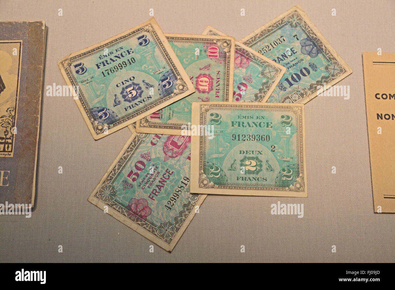 La DEUXIÈME GUERRE MONDIALE, les alliés, les billets de banque, les militaires 2-100 Franc français notes, sur l'affichage à l'Imperial War Museum North, Manchester, Royaume-Uni. Banque D'Images