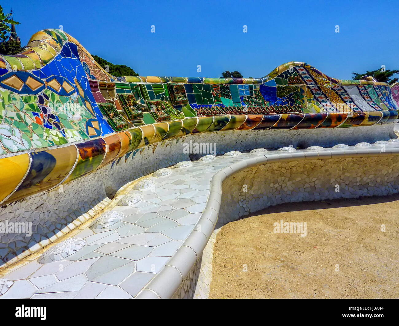 Banc de céramique colorée au Parc Güell conçu par Antoni Gaudi, Barcelone, Espagne. Banque D'Images